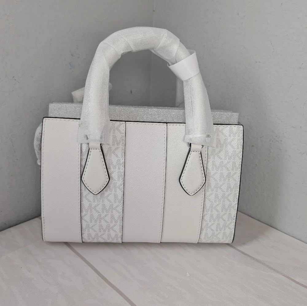 NWT Michael Kors Sheila Small Studded Patchwork and Signature Logo Satche - Picture 2 of 2